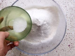 4、蔓越莓甜司康,加入细糖；