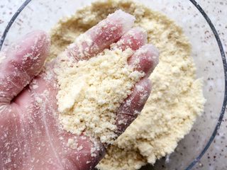 5、蔓越莓甜司康,戴一次性手套来回搓，直到黄油与面粉完全融合；如上图状态；