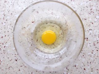 6、蔓越莓甜司康,鸡蛋磕入碗里；