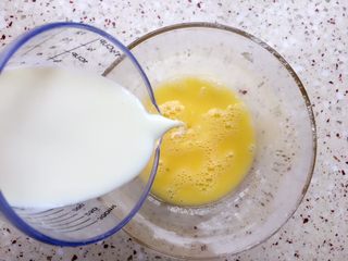7、蔓越莓甜司康,搅打均匀，同时倒入牛奶；