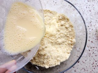 9、蔓越莓甜司康,搅拌好的鸡蛋牛奶混合液，分次倒入面粉里；鸡蛋牛奶混合液一共用掉140g;