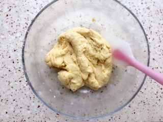 10、蔓越莓甜司康,用刮刀翻拌均匀；不要用手揉面团，不然就不蓬松了；