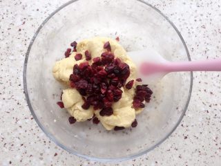11、蔓越莓甜司康,加入蔓越莓干；