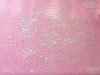 13、蔓越莓甜司康,面板撒适量的干面粉；