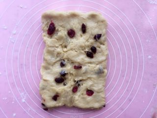 15、蔓越莓甜司康,折三折折叠起来，再重复一次折叠；