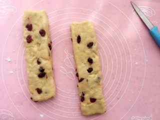 16、蔓越莓甜司康,稍稍整形，一分为二切开；