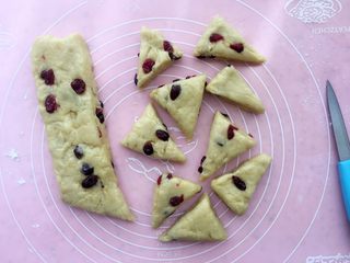 17、蔓越莓甜司康,然后切成三角或是你喜欢的形状；