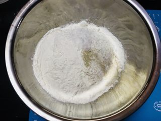 2、至尊披萨,面粉、细砂糖、干酵母、盐搅拌均匀