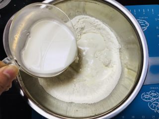 3、至尊披萨,缓慢加入牛奶，开始和面