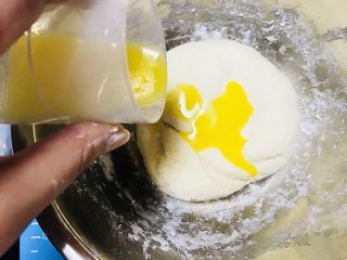 4、至尊披萨,带揉成光滑面团，加入融化好的黄油，揉均匀后，静置半小时