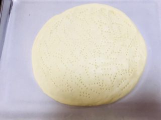 5、至尊披萨,面团一分为二，拿一个擀成薄薄的圆形状（中间薄边缘厚），用叉子扎孔