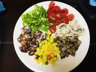 6、至尊披萨,面团静置的空档，准备馅料（面团可以做两个披萨，准备了牛肉披萨和香肠披萨）