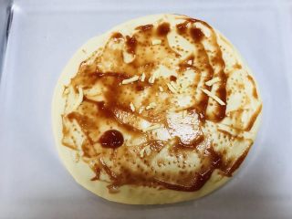 7、至尊披萨,均匀抹上番茄沙司