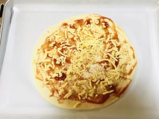 8、至尊披萨,在撒上一层马苏里拉芝士碎