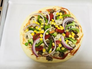 9、至尊披萨,一层层摆上准备好的肉类蔬菜（馅料可以自由搭配的哦，爱怎么来就怎么来哦）