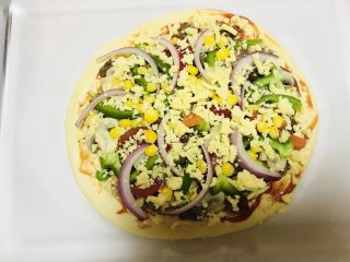 10、至尊披萨,之后满满的铺上芝士碎