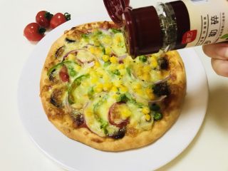 12、至尊披萨,取出撒上罗勒碎（这个是腊肠的）