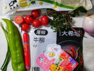 1、牛腩鸡蛋饼披萨,准备食材:牛柳，火腿，玉米，青椒，胡萝卜，香葱，洋葱，奶酪，小番茄，蚂蚱菜如图。