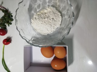 2、牛腩鸡蛋饼披萨,面粉和鸡蛋如图量。