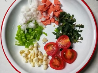 3、牛腩鸡蛋饼披萨,食材切碎如图。