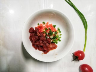 4、牛腩鸡蛋饼披萨,胡萝卜，香葱，牛柳切丁，冷冷锅凉油稍微翻炒备用。