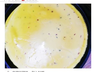 6、牛腩鸡蛋饼披萨,电饼铛预热倒入搅拌均匀的面糊糊。