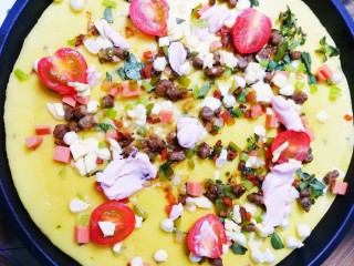 7、牛腩鸡蛋饼披萨,待表面稍微凝固的时候撒上准备好的食材，铺上奶酪。