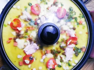 8、牛腩鸡蛋饼披萨,盖上锅盖加热至牛柳成熟。