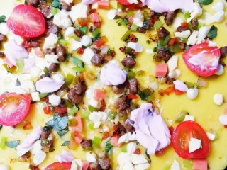 9、牛腩鸡蛋饼披萨,揭盖稍微加热蒸发水分片刻。