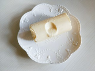 1、蔓越莓黄油曲奇,黄油室温软化，用手指可以轻松按压即可。