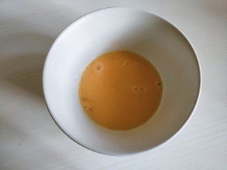 2、蔓越莓黄油曲奇,鸡蛋打散备用。