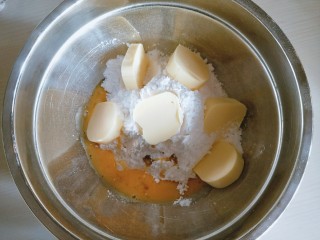 3、蔓越莓黄油曲奇,除蔓越莓外的所有材料放入盆中混合。