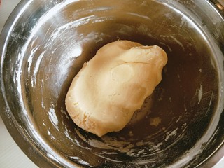 4、蔓越莓黄油曲奇,洗净双手，直接用手揉，混合成面团。