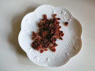 5、蔓越莓黄油曲奇,蔓越莓干切碎。