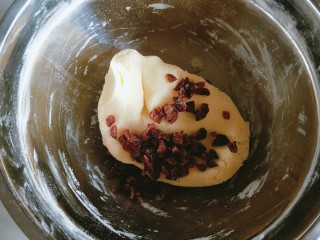 6、蔓越莓黄油曲奇,蔓越莓干倒入盆中。