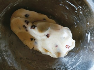 7、蔓越莓黄油曲奇,再次揉匀。