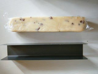 11、蔓越莓黄油曲奇,倒扣模具取出面团。