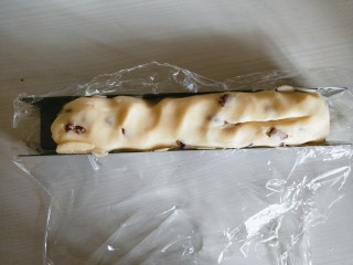 9、蔓越莓黄油曲奇,将面团搓成长条，放入模具中。