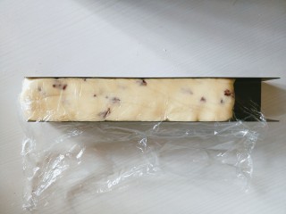 10、蔓越莓黄油曲奇,利用保鲜膜把面团压实，铺平，咋压实使下面每个角都能是直角。