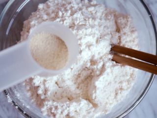 3、宝宝辅食之原味芝士夹心华夫饼(酵母版),混合后倒入酵母