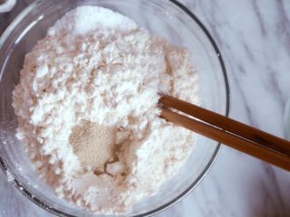 4、宝宝辅食之原味芝士夹心华夫饼(酵母版),把糖也一起放进去