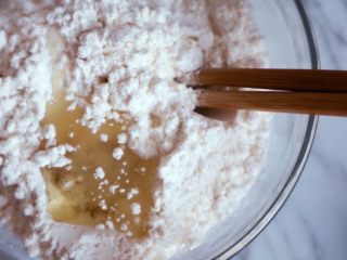 5、宝宝辅食之原味芝士夹心华夫饼(酵母版),倒入橄榄油(色拉油)