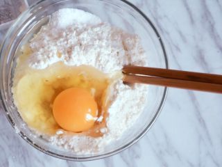 6、宝宝辅食之原味芝士夹心华夫饼(酵母版),磕开鸡蛋放入