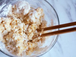 7、宝宝辅食之原味芝士夹心华夫饼(酵母版),用筷子一起搅拌均匀成絮状