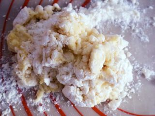 8、宝宝辅食之原味芝士夹心华夫饼(酵母版),差不多没有干面粉时倒入面板或者揉面垫