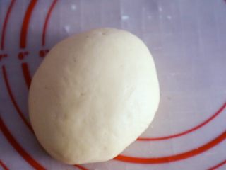 9、宝宝辅食之原味芝士夹心华夫饼(酵母版),揉至光滑放置15分钟,在制作过程中如果觉得面团太硬可以加水或牛奶,如果觉得软了可以加面粉,因为牌子不同面粉吸水量不同