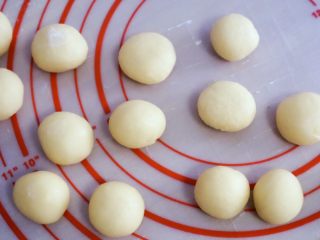 11、宝宝辅食之原味芝士夹心华夫饼(酵母版),切成大小一致的小块然后团成球状,如图