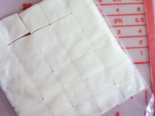 13、宝宝辅食之原味芝士夹心华夫饼(酵母版),把芝士切成小块,待用