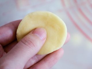 14、宝宝辅食之原味芝士夹心华夫饼(酵母版),面团用手掌按压下就可以不需要用擀面杖