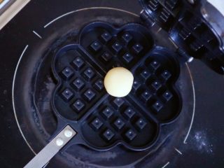 18、宝宝辅食之原味芝士夹心华夫饼(酵母版),将面团放在上面盖上盖子,一面差不多30秒,然后翻锅子,两面金黄就熟了